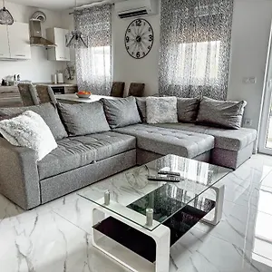  Apartment Brand New 2 Bed, 1 Bath